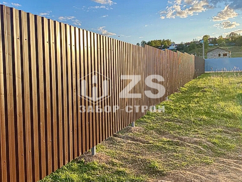 забор из профнастила с утрамбованным щебнем  200 метров